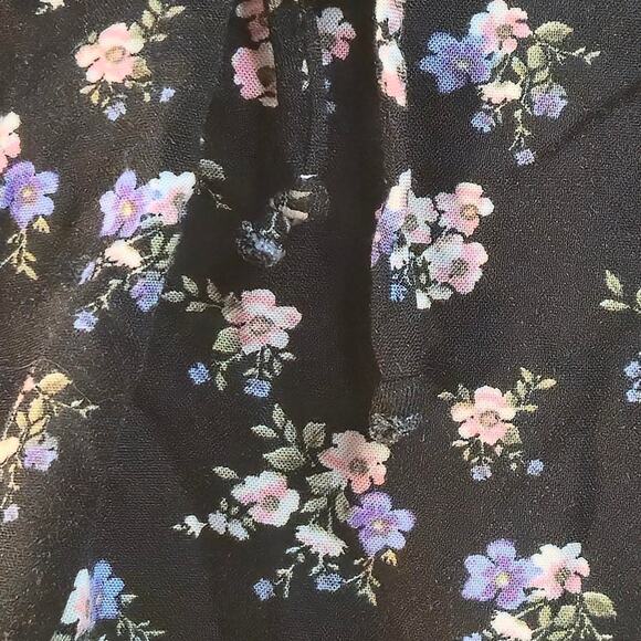 Free Kisses black floral off the shoulder blouse size XL - Picture 3 of 6